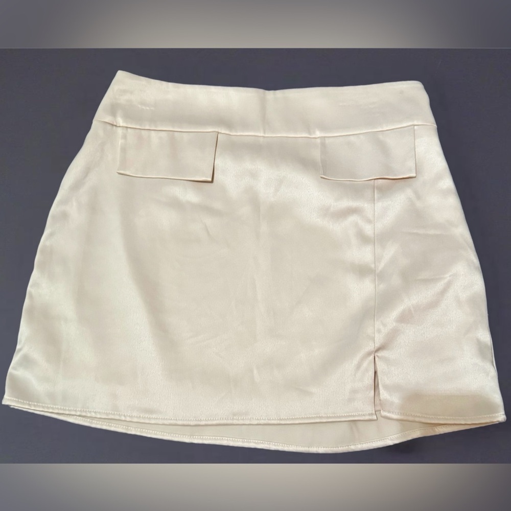 LE LIS Collection Beautiful Cream Mini Skirt Size Large NWT